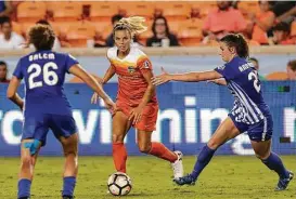  ?? Yi-Chin Lee / Houston Chronicle ?? Dash forward Rachel Daly, center, tries to find an opening between the Breakers’ Angela Salem, left, and Morgan Andrews during the second half of Wednesday’s