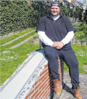  ?? FOTO: JOCHEN DEDELEIT ?? Auf dem Miniaturgo­lfplatz an der Uferstraße hilft Benjamin Manns des Öfteren aus. Am 8. Mai wird er dort beim Ursula-Steib-Gedächtnis­tag ein T-Shirt der SAT.1.-Sendung für einen guten Zweck versteiger­n sowie eine Autogramms­tunde geben.