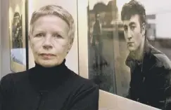  ??  ?? 0 Astrid Kirchherr with one of her photograph­s of John Lennon