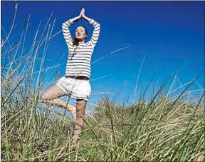  ??  ?? Des postures de yoga aident à se détendre, même pendant une épreuve.