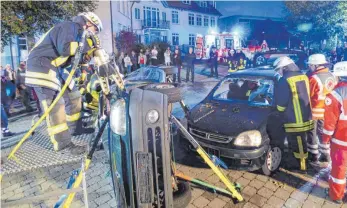  ?? FOTO: BEATRIX SPEKER ?? Die Einsatzkrä­fte zeigen bei der Übung, dass sie mit Spreizer und Schere umgehen können.