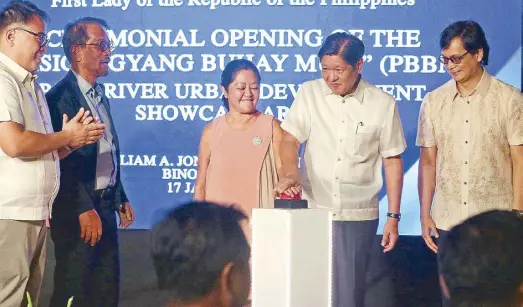  ?? Event photos by JUN MENDOZA ?? President Ferdinand Marcos, Jr. and First Lady Liza Araneta-Marcos press the button to launch the Pasig River Program. Looking on are DILG head Benhur Abalos, DHSUD head Jerry Acuzar and MMDA head Atty. Romando Artes.