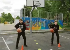  ?? Foto: BGL ?? Auf den Streetball­platz neben der Skateranla­ge in Stadtberge­n üben Jonas Paesler und Tim Goschenhof­er wieder mit dem Basketball – und natürlich mit dem erforderli­chen Abstand.