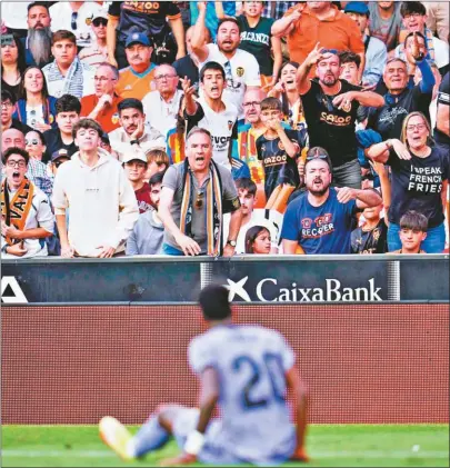  ?? FOTOS CEDOC PERFIL ?? CAUSA COMÚN. La agresión de los hinchas del Valencia contra Vinicius Jr., el delantero de Real Madrid, generó un repudio unánime en el mundo.