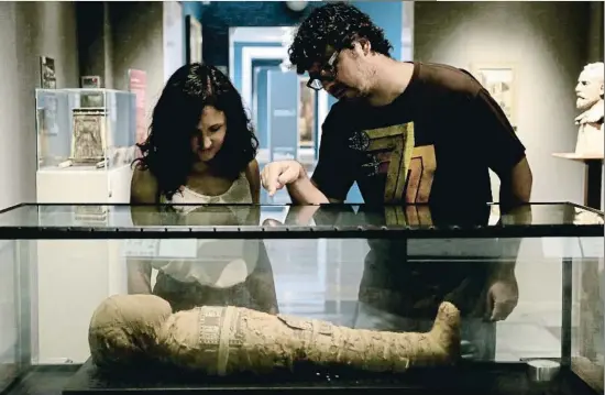  ?? CARLES CASTRO / GARRAF NEWS ?? Figura. La momia de Nesi suscita la curiosidad de cualquier visitante del
museo de Vilanova
