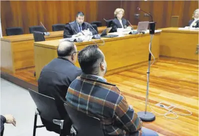  ?? Jaime Galindo Miguel Ángel Gracia ?? El padre, Daniel A. S., y su hijo, Daniel A. D., ayer, en el banquillo de los acusados de la Audiencia de Zaragoza.