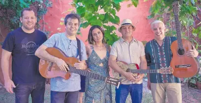  ??  ?? Aldo Franco, Víctor Riveros, María Ríos, Ulises Silva y Dani Moreno compartirá­n sus músicas con el público en el concierto al que llamaron “Canciones del camino”.