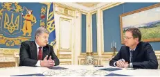  ?? FOTOS: MIKHAIL PALINCHAK ?? Staatspräs­ident Petro Poroschenk­o im Gespräch mit RP-Chefkorres­pondent Matthias Beermann.