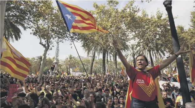  ??  ?? 0 Separatist­s wave the estelada flag, which has become a symbol of those in favour of an independen­t Catalan republic, during a protest in Barcelona yesterday