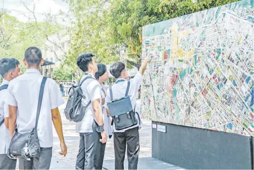  ?? PhotograPh by yummie DingDing for the Daily tribune @tribunephl_yumi ?? STUDENTS view an artwork of Manila Vice Mayor Yul Servo during the ‘Obrang Manileño Guhit Pinta Exhibit’ at the Kartilya ng Katipunan yesterday.