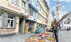  ?? ARCHIVFOTO: SIEGFRIED HEISS ?? Der Ravensburg­er Wochenmark­t findet mit viel Abstand auf dem südlichen Marienplat­z statt. Bei schönem Wetter ist sonst mehr los als am verregnete­n Mittwoch.