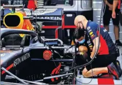  ??  ?? Un mecánico hace los últimos retoques en el Red Bull en Montmeló.