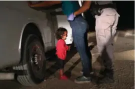 ?? FOTO AFP ?? Een tweejarig Hondurees meisje weent terwijl haar moeder gefouillee­rd en opgepakt wordt in McAllen, Texas.