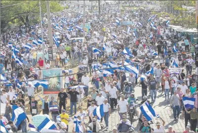  ??  ?? Universita­rios se movilizan contra el autoritari­smo en Nicaragua, gobernado por el exguerrill­ero Daniel Ortega. (EFE)