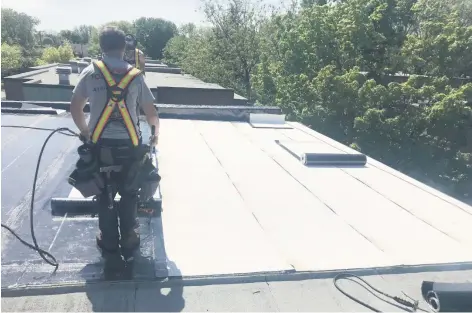  ??  ?? La toiture blanche réfléchit la chaleur au lieu de l’absorber, ce qui vous procure de la fraîcheur et des économies d’énergie ! Crédits : Courtoisie Toiture de la Capitale