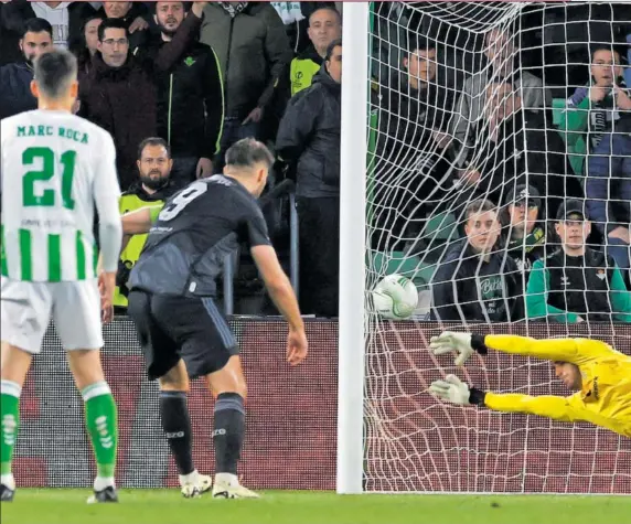  ?? ?? Bruno Petkovic bate a Rui Silva para firmar desde el punto de penalti el gol de la victoria del Dinamo de Zagreb en el Villamarín.