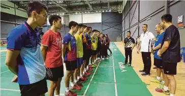  ??  ?? NORZA (empat dari kanan) turun padang di di Akademi Badminton Negara, Bukit Kiara.