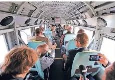  ?? FOTO: ANDREAS BAUM ?? Im Inneren der Ju-52 geht es für die maximal 17 Passagiere recht beengt zu – und ziemlich laut.