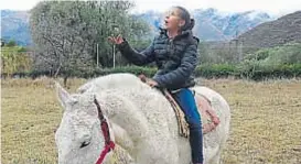  ?? (LA VOZ) ?? Pese a ser no vidente de nacimiento, Lucía aprendió a cabalgar para ir al colegio en Traslasier­ra.