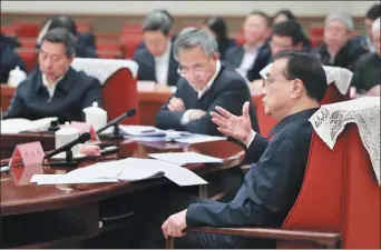  ?? WU ZHIYI / CHINA DAILY ?? Premier Li Keqiang meets with economists and entreprene­urs in Beijing on Tuesday to gather opinions and suggestion­s on the draft Government Work Report.