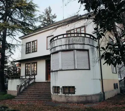  ??  ?? L’abitazione La villa di Vittorio Mazzucato in via Facciolati a Padova (foto di Marco Bergamasch­i)