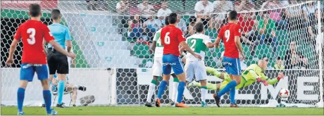  ??  ?? REMONTADA. El Sporting B golpeó primero gracias a un gol Cristian Salvador de cabeza. Nino, con un doblete, firmó la remontada del Elche.