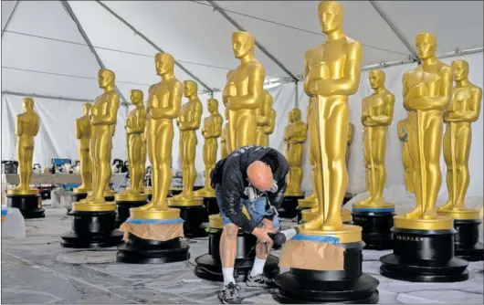  ?? / CARLOS BARRIA (REUTERS) ?? Preparativ­os para la celebració­n de la 95ª edición de los Oscar, el jueves en el Dolby Theatre de Los Ángeles.