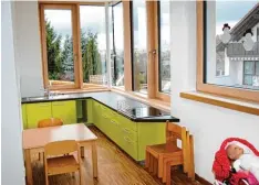  ??  ?? Besonders stolz ist der Kindergart­en auf die neue Kinderküch­e mit Ausblick.