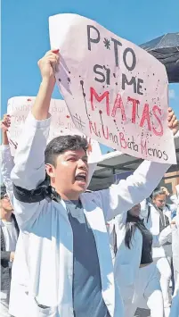  ?? EFE ?? Miles de estudiante­s como éste salieron a las calles a rechazar el asesinato de las cuatro personas el fin de semana.