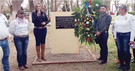  ??  ?? AUTORIDADE­S MUNICIPALE­S colocando una ofrenda en uno de los monumentos que honran la memoria de los participan­tes en aquella contienda