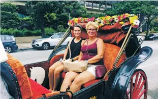  ?? COURTESY OF KELLY BEMMES ?? Kelly Bemmes, left, and her mom, Kimberly Bemmes, enjoy a horse and carriage ride during a surprise vacation in Philadelph­ia.