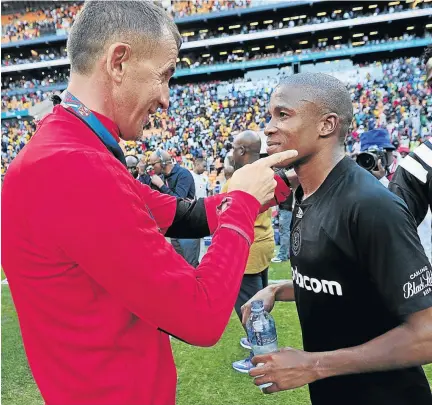  ?? . / VELI NHLAPO ?? Orlando Pirates coach Milutin Sredojevic talks to two-goal hero Luvuyo Memela during the Absa Premiershi­p match against Kaizer Chiefs at FNB Stadium at the weekend. Xola Mlambo