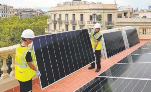  ?? // EFE ?? Placas solares instaladas en una comunidad energética de propietari­os localizada en Barcelona