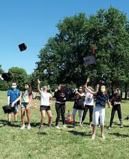  ?? Felici ?? Gli alunni di quinta elementare e terza media delle scuole di San Lazzaro hanno festeggiat­o ieri l’ultimo giorno di scuola al parco, come voluto e organizzat­o dal sindaco Isabella Conti, la prima a impegnarsi su questo fronte, poi «copiata» da altri sindaci e Comuni