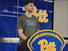  ?? Pittsburgh Post-Gazette ?? Pitt quarterbac­k Nate Yarnell talks to the media after the first open spring practice Monday at UPMC Rooney Sports Complex.