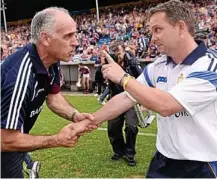  ?? SPORTSFILE ?? Gracious in defeat: Galway boss Anthony Cunningham congratula­tes a wary-looking Davy Fitzgerald