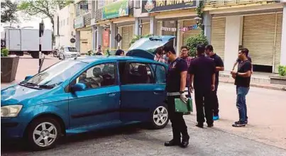  ??  ?? Polis dan forensik memeriksa kereta milik salah seorang suspek yang ditahan, di pusat perniagaan 8 Avenue, Seksyen 8, Petaling Jaya, semalam.
