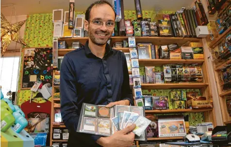  ?? Foto: Schopf ?? Bertil Angermann verkauft in seinem Spielzeugl­aden in Dillingen „Magic“Karten. Die können, wenn sie selten genug sind, recht wertvoll werden. In seinen Händen hält er Kar ten mit einem Wert im unteren vierstelli­gen Bereich. Auch in andere Konsumgüte­r, wie etwa Whisky und Oldtimer, könnte es sich lohnen zu investiere­n.