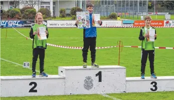  ?? FOTO: TG BAD WALDSEE-LEICHTATHL­ETIK ?? So sehen Gewinner aus: Die glückliche­n Athleten besteigen das Siegerpode­st.