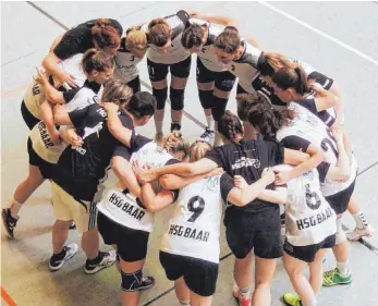  ?? FOTO: HSG BAAR ?? Eine eingeschwo­rene Gemeinscha­ft: Die Handballfr­auen der HSG Baar wollen am Donnerstag in der Talheimer Hohenlupfe­nsporthall­e im Relegation­sspiel gegen die SG Herbrechti­ngen- Bolheim einen Vier- Tore- Rückstand wettmachen.