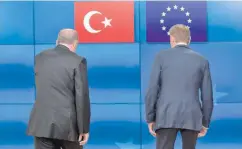  ??  ?? Ο Τούρκος πρόεδρος Ταγίπ Ερντογάν στο πλευρό του επικεφαλής του Ευρωπαϊκού Συμβουλίου, Ντόναλντ Τουσκ, στις Βρυξέλλες.