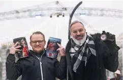  ??  ?? DEG-Legende Daniel Kreutzer (l.) und Peter König luden in die Füchschen-Alm am Schadowpla­tz.