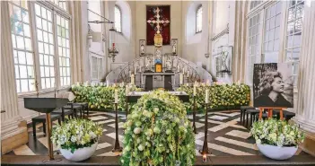  ?? FOTOS: HANS-JÜRGEN BAUER ?? Der Trauergott­esdienst fand in St. Andreas in der Düsseldorf­er Altstadt statt.