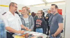  ??  ?? Feuerwehrk­ommandant Dieter Müller (links) informiert die Besucher über die Arbeit und die Leistungsf­ähigkeit der Feuerwehr.