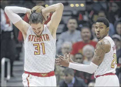  ?? JOHN BAZEMORE / ASSOCIATED PRESS ?? Hawks forwards Mike Muscala (31) and Kent Bazemore aren’t alone in frustratio­n with the team’s problems. Bazemore especially has struggled. He’s 30 of 106 (.283) in the past nine games.