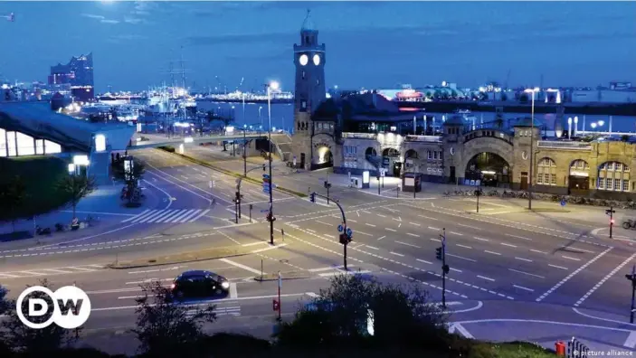  ??  ?? Nächtliche Ausgangsbe­schränkung in Hamburg - im Hintergrun­d der Hafen