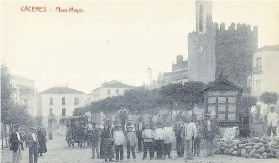  ?? X ?? Imagen de la plaza Mayor, centro neurálgico de la ciudad, en torno a 1920. Se puede observar la bandeja de la plaza, los aguaduchos y comerciant­es.