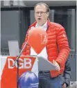  ??  ?? Kai Burmeister, Bevollmäch­tigter der IG Metall Aalen, hob die Bedeutung des 1. Mai hervor.