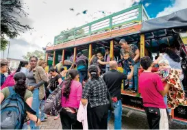  ?? FOTOS DONALDO ZULUAGA ?? Por carreteras estrechas y en mal estado transitan las chivas, que combinan carga y pasajeros. Estos dos carros pertenecen a Abejorral.