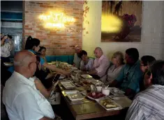  ??  ?? El presidente del Grupo Excelencia­s ofreció a la prensa un desayuno de trabajo en el restaurant­e La Tatagua. (Foto: Nelia Moreno).